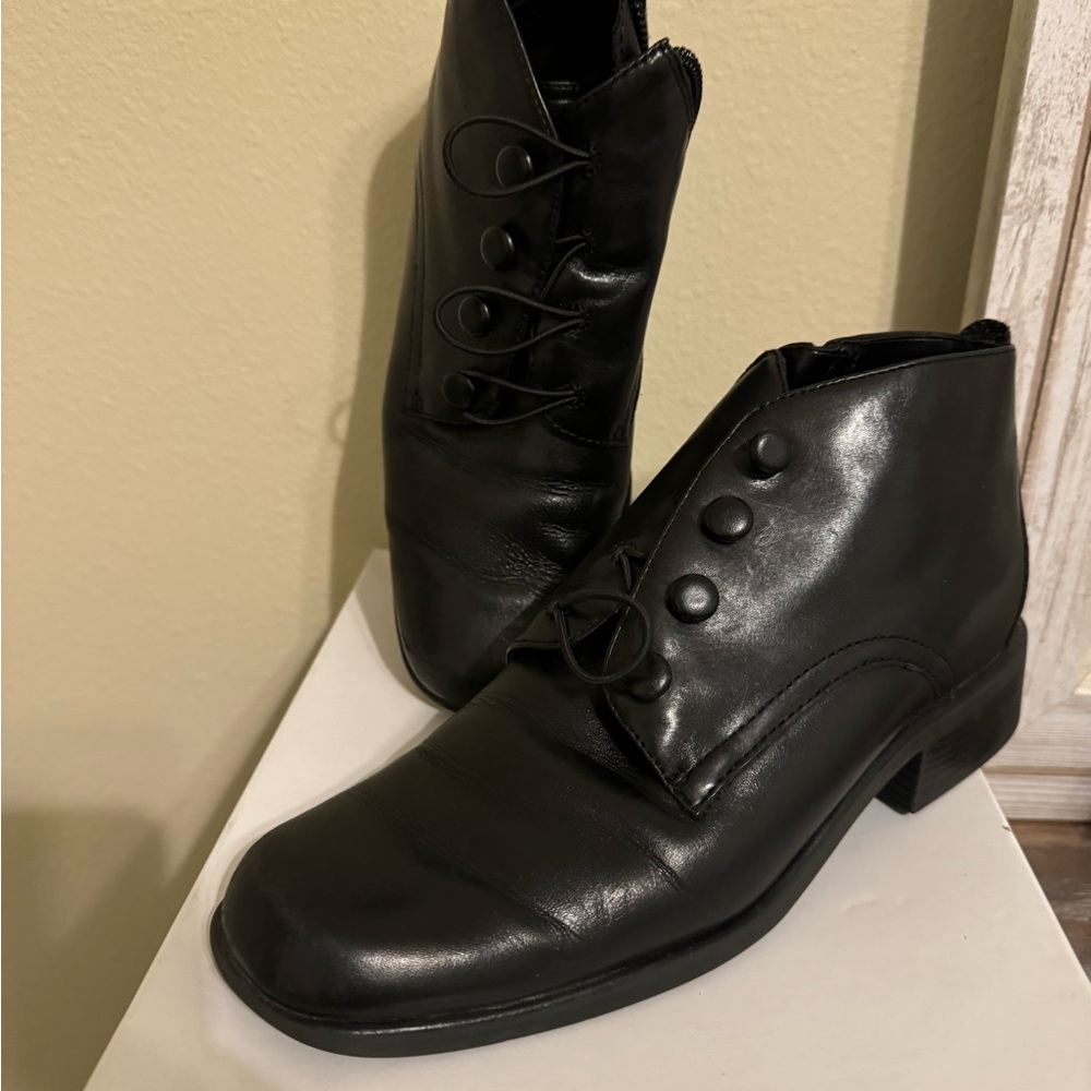 Zip up heeled ankle boots